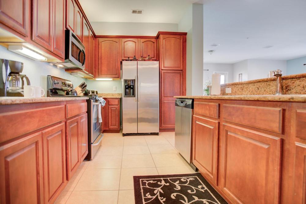Top-Floor Luxurious LAKEVIEW Condo